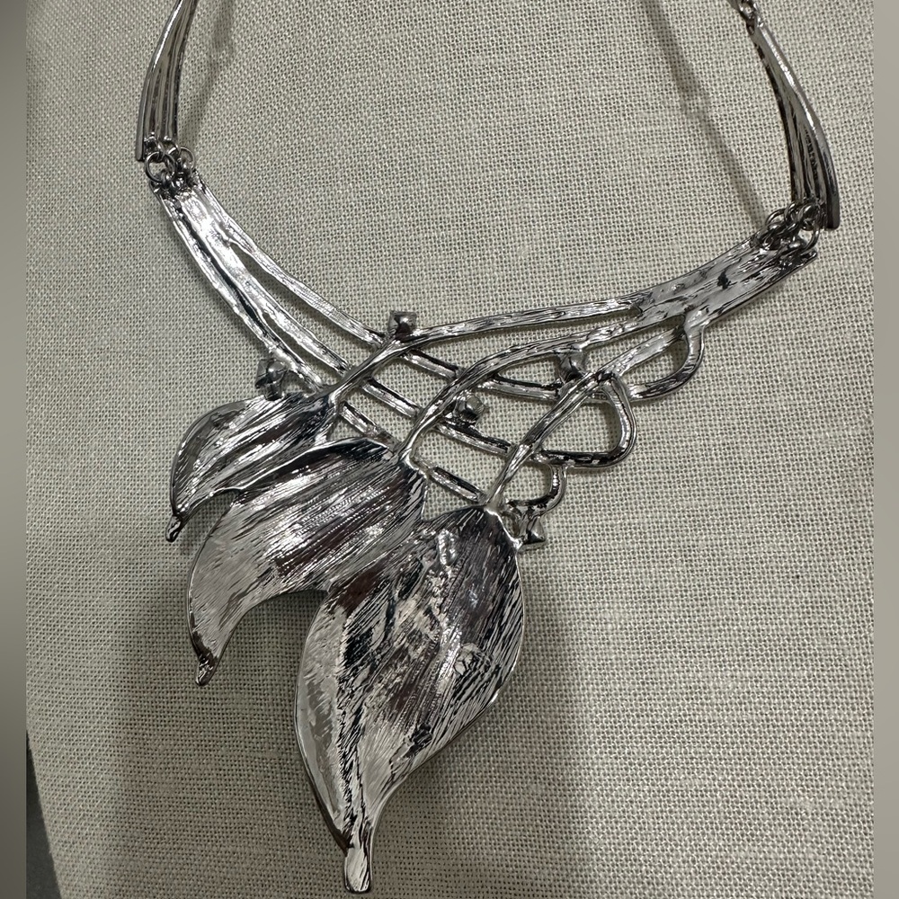 Statement necklace with brilliant blue and green enamel leaves - Picture 3 of 4